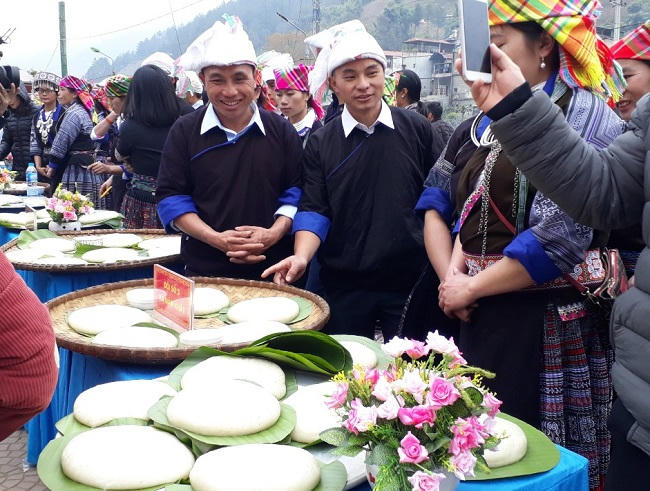 Đa phần những thếp bánh có màu trắng, nhưng để sinh động bà con cũng lấy nước lá cây rừng ngâm gạo đồ xôi làm thành những chiếc bành màu vàng, tím trông thật hấp dẫn.