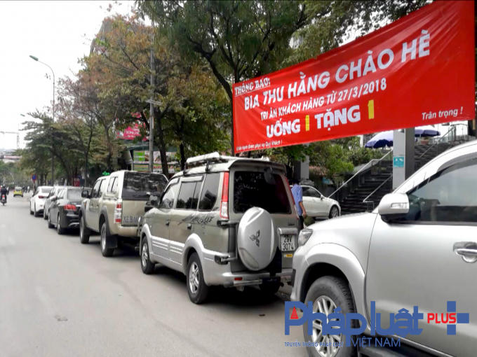 Việc đỗ xe trái phép tại đây tiềm ẩn tai nạn giao thông là rất cao.