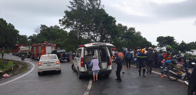 Các lực lượng chức năng được điều đến đưa người bị nạn đi cấp cứu và giải cứu chiếc xe dưới vực. (Ảnh: Ngọc Rạng)