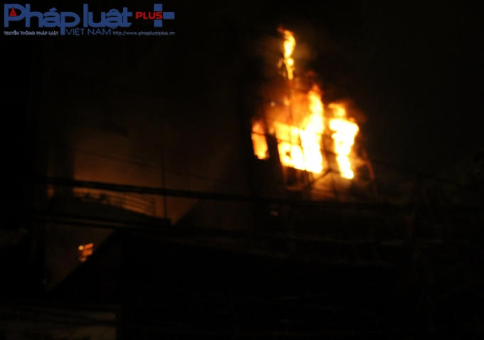 Cháy lớn và ở trên cao nên khó bị dập tắt. (Ảnh: Đức Biên)