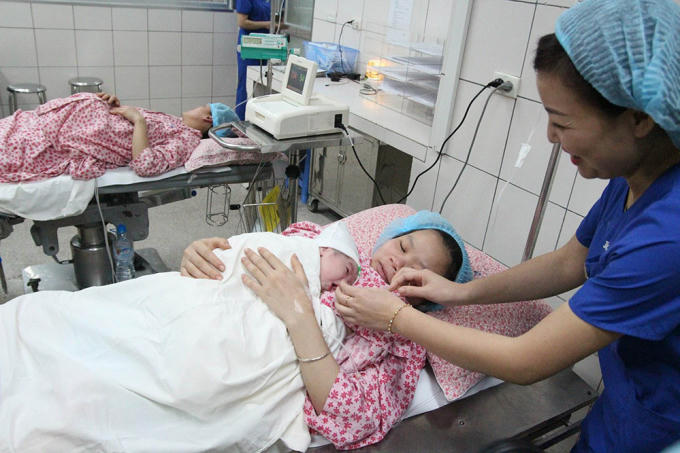 Bác sĩ chăm sóc 2 mẹ con.