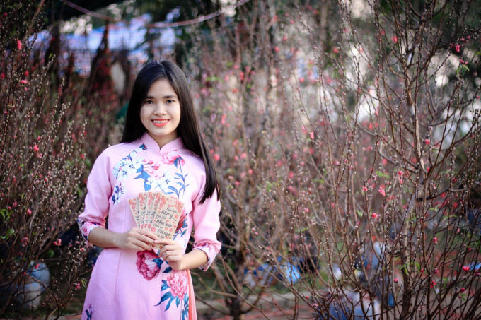 Những cành đào sớm đã nở hoa để cùng tỏa sắc với các thiếu nữ xinh đẹp, yêu kiều.