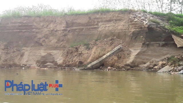 Diện tích đất nông nghiệp bị sạt lở xuống sông lên đến 5.000 m2. (ảnh ĐT)