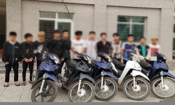 Hà Nội: Bắt giữ 13 thanh niên mang dao kiếm đi đánh nhau trong đêm