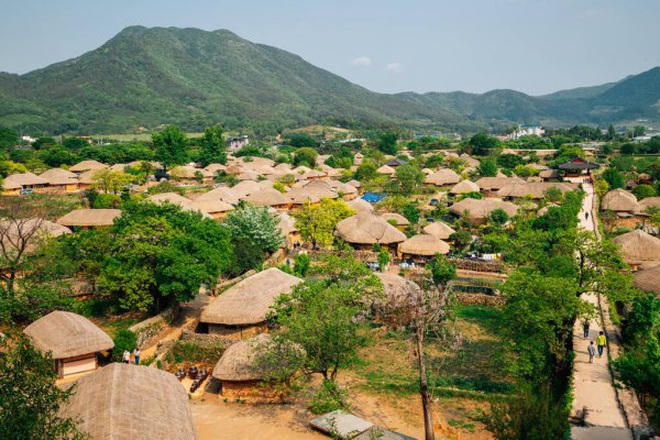 Hàng trăm người dân vẫn sinh sống trong ngôi làng này. 