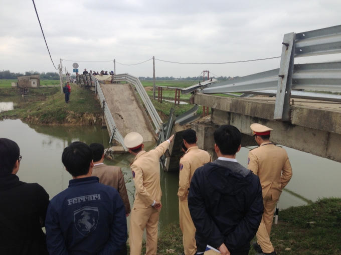 Ph&agrave; chở c&aacute;t đ&acirc;m sập ho&agrave;n to&agrave;n cầu d&acirc;n sinh