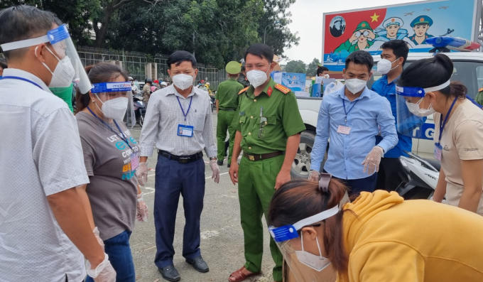 Những công dân tạm trú trên địa bàn được chính quyền phường Tân Hiệp hỗ trợ, giúp đỡ để có một chuyến đi an toàn. Ông Võ Văn Châu, Bí thư Đảng ủy phường Tân Hiệp cho biết, dù chọn ở lại địa phương hay về quê, chính quyền phường Tân Hiệp vẫn luôn mong muốn được đồng hành, sẻ chia một phần khó khăn với những công nhân lao động.