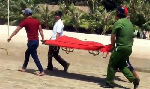 Lực lượng chức năng đưa nạn nh&acirc;n đuối nước l&ecirc;n bờ.