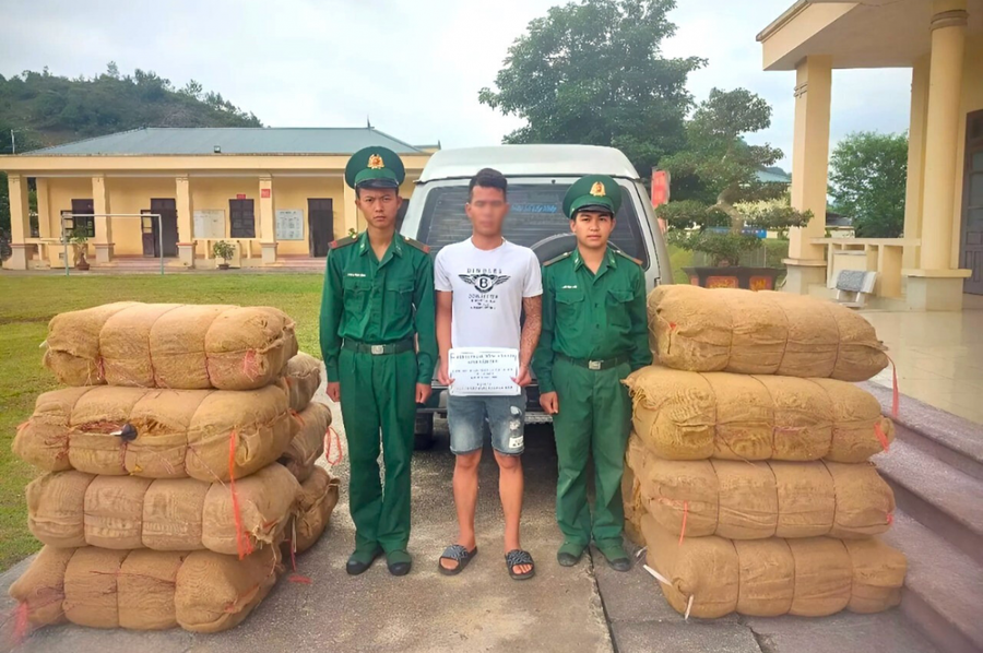 Đối tượng Nông Văn Sản cùng tang vật bị bắt giữ tại Đồn Biên phòng Tổng Cọt.