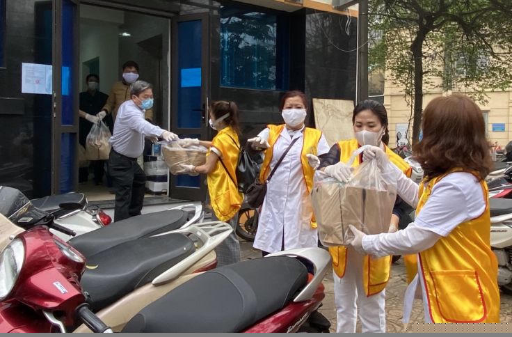 Ông Hoàng Đức Thăng cùng cán bộ phường tiếp nhận nhu yếu phẩm từ cán bộ nhân viên Hanche