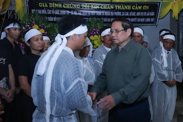 Thủ tướng Phạm Minh Chính thăm hỏi, chia buồn với các gia đình có người bị nạn do thiên tai .
