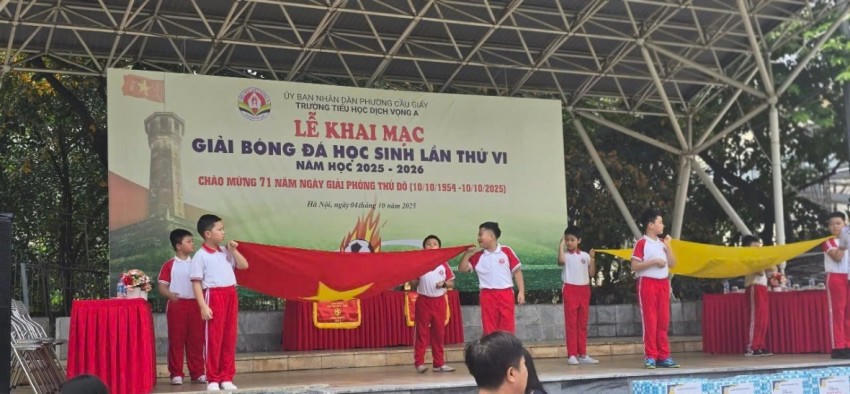 Trường tiểu học Dịch Vọng A long trọng tổ chức Lễ khai mạc “Giải bóng đá học sinh lần thứ VI năm học 2025-2026”.