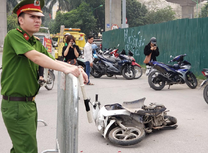 Hà Nội: Xế hộp lật ngửa sau khi đâm liên hoàn nhiều xe máy khiến ba người nhập viện