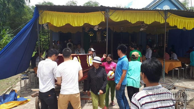 Xóm nghèo gặp đại tang khiến cơ sở đóng quan tài không đủ để cung cấp.