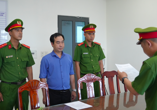 Cơ quan điều tra tống đạt quyết định khởi tố bị can đối Nguyễn Hoàng Phương. (Ảnh: PLO)