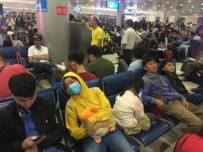 Sân bay Tân Sơn Nhất đông nghìn nghịt