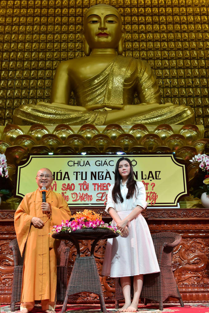 L&yacute; Nh&atilde; Kỳ rơi nước mắt n&oacute;i chuyện về cha trước h&agrave;ng trăm Phật tử