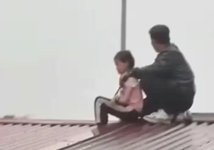 Cháu bé bị gã đàn ông dùng dao khống chế, bắt làm con tin suốt nhiều giờ đồng hồ.