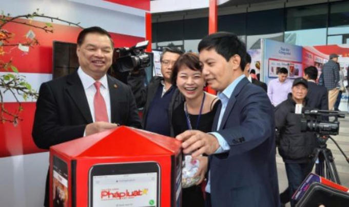 Ông Lê Mạnh Hùng thăm gian trưng bày của Báo PLVN tại Hội báo toàn quốc 2019.