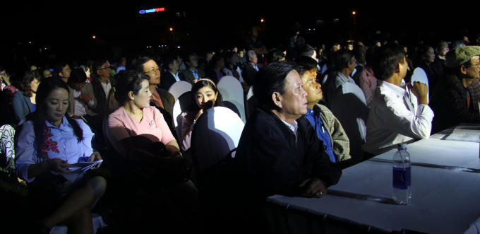 Đêm thơ Nguyên tiêu 2017 thu hút đông đảo các văn nghệ sĩ cũng như công chúng những người yêu văn nghệ trên địa bàn thành phố. (Ảnh: Vân Trương)