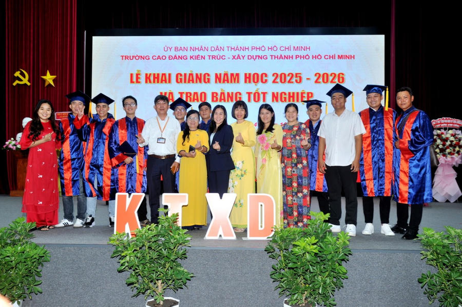 Phụ huynh và sinh viên chụp hình lưu niệm tại Lễ khai giảng năm học mới của Trường Cao đẳng Kiến trúc – Xây dựng TP HCM