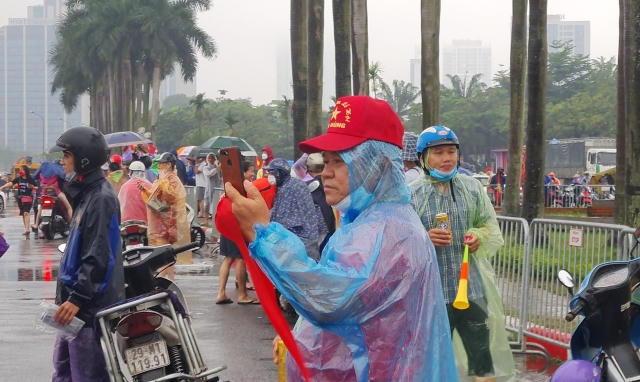 Dòng người nườm nượp đổ về