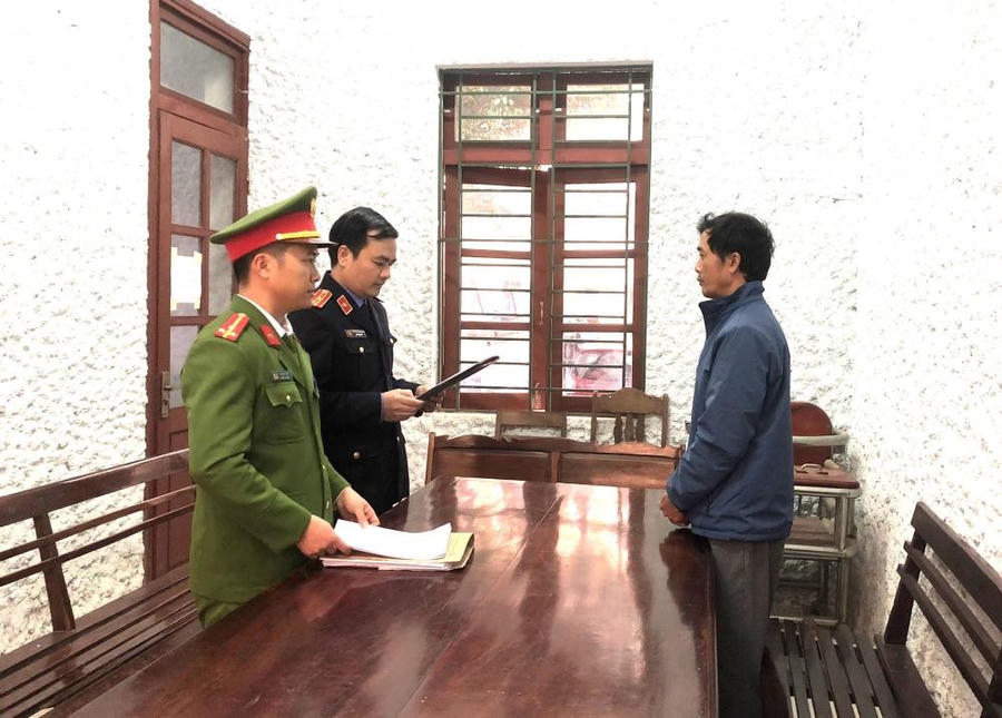 Tống đạt quyết định bắt giam đối tượng Dư Hồng Thắng - Ảnh Công an Hà Tĩnh.