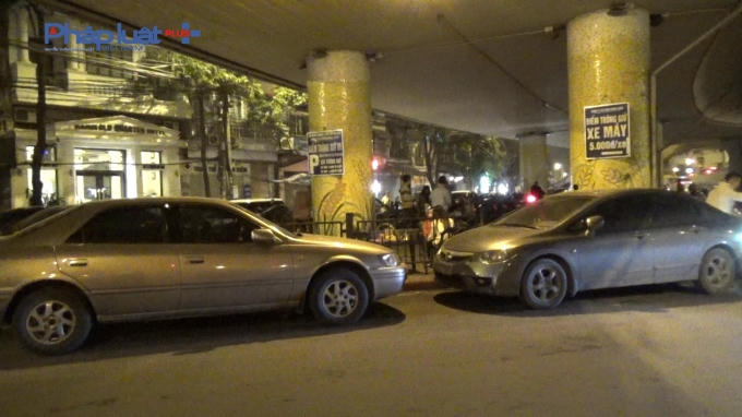 Các xe ô tô đỗ ngay dưới lòng đường phố Hàng Muối (hướng ra Trần Nhật Duật).