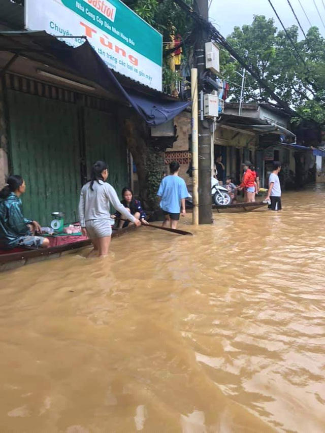 Các ghe đi bán thịt