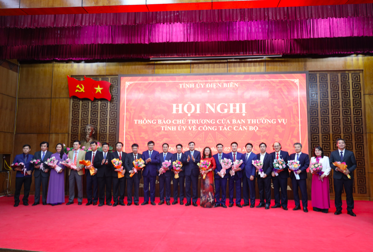 Lãnh đạo tỉnh Điện Biên tặng hoa chúc mừng các cán bộ nhận nhiệm vụ mới. Ảnh: Thanh Bình