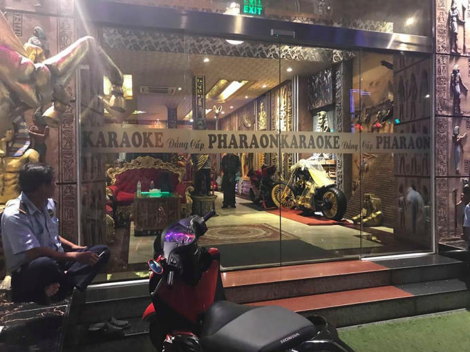 Đến 1h30 sáng cảnh sát kết thúc khám xét quán karaoke XO...