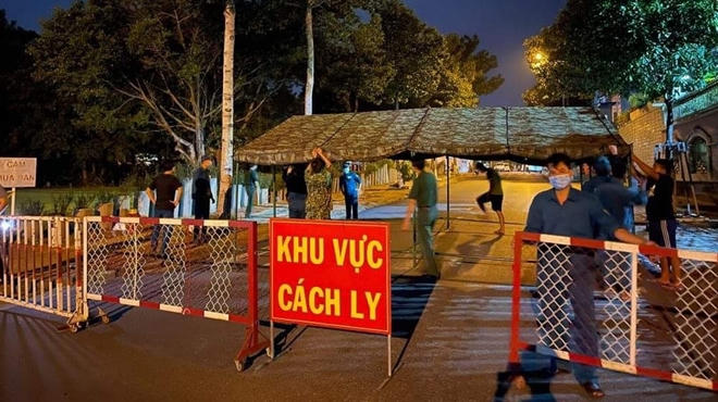 Lực lượng chức năng tiến hành phong tỏa 1 khu cách ly trên địa bàn tỉnh Bình Dương.