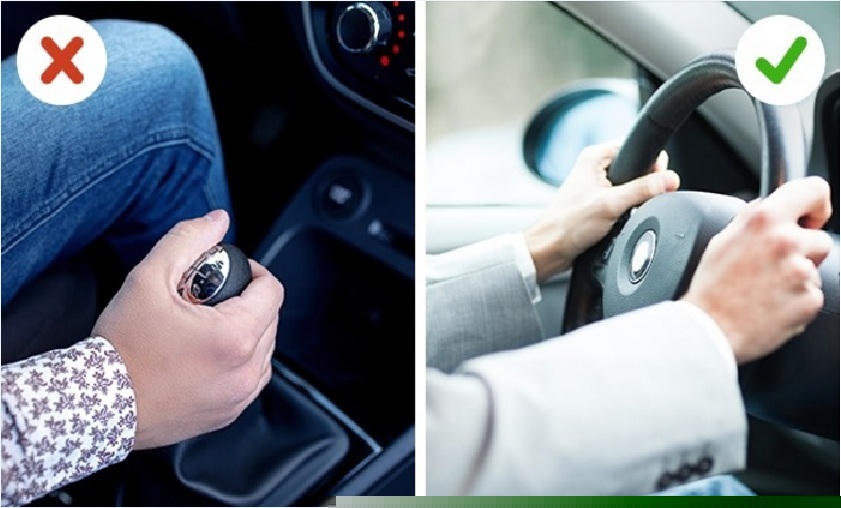 Tỳ tay lên cần số khi di chuyển có thể làm hỏng hộp số.