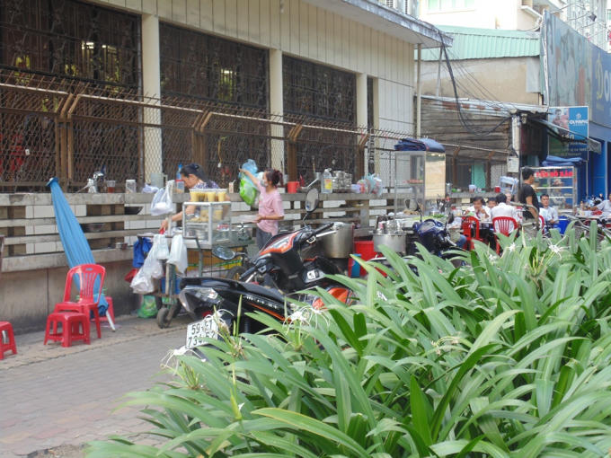 Vỉa hè biến thành quán ăn trên đường Nguyễn Thị Minh Khai.