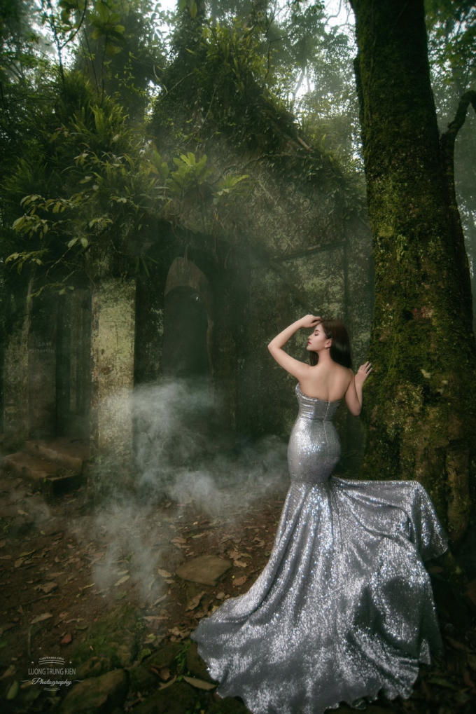 Người đẹp gây sốt với loạt ảnh cô đơn trong rừng