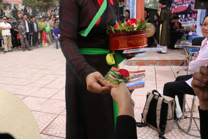 Việc xin tiền có phần kín đáo, tế nhị hơn.