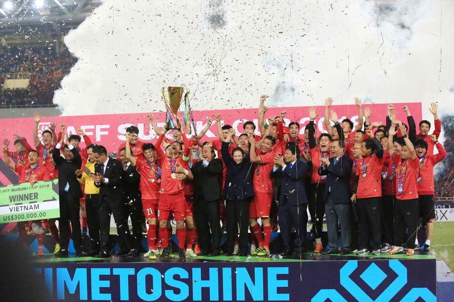 Thủ tướng Nguyễn Xuân Phúc trao cúp vô địch Giải bóng đá Đông Nam Á năm 2018 (AFF Suzuki Cup 2018) cho đội tuyển Việt Nam. (Ảnh: TTXVN)