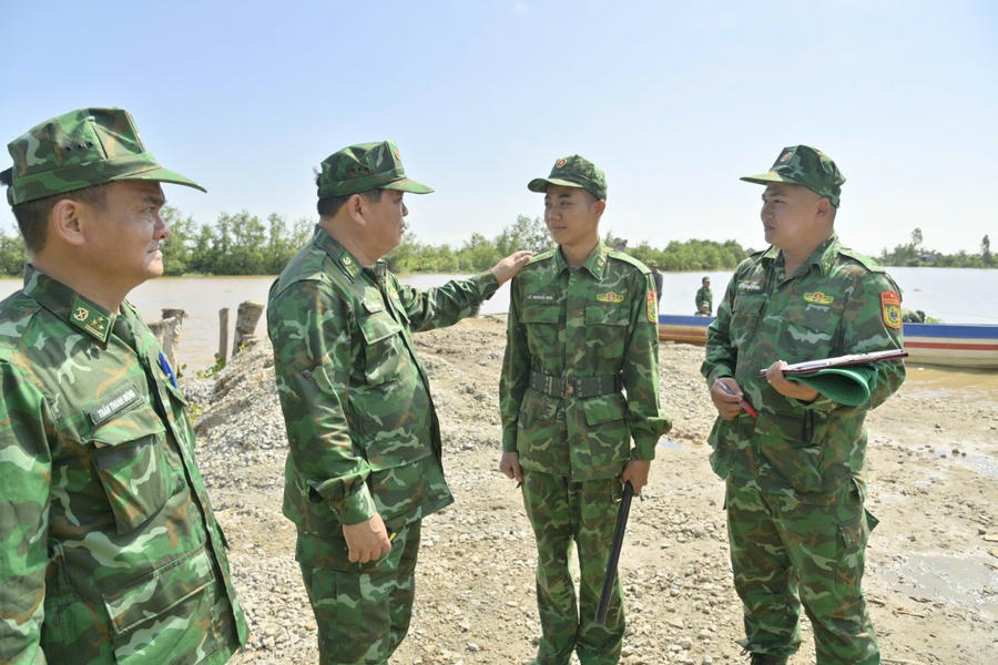 Đại tá Phạm Văn Thắng, (thứ 2 từ phải qua) Chỉ huy trưởng Bộ đội Biên phòng tỉnh Kiên Giang, thăm, chúc Tết, động viên tinh thần cán bộ, chiến sĩ trực Tết trên địa bàn biên giới.