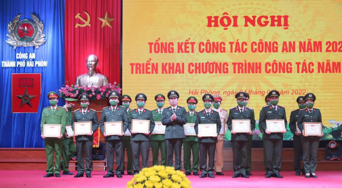 Giám đốc Công an TP trao tặng Danh hiệu Đơn vị Quyết thắng cho 16 tập thể.