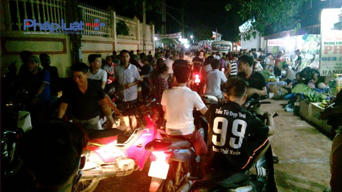 Hàng trăm xe ôm đua nhau đứng hai bên lòng đường đón bắt khách.