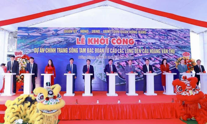 Các đại biểu nhấn nút khởi công dự án chỉnh trang sông Tam Bạc giai đoạn 2.