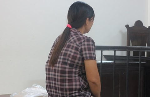 Đào Thị Chính trước vành móng ngựa trong phiên xét xử.