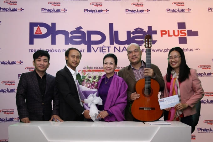 Cuối chương trình giao lưu, Danh ca Khánh Ly đã ủng hộ Quỹ nhịp cầu Plus với số tiền là 10 triệu đồng.