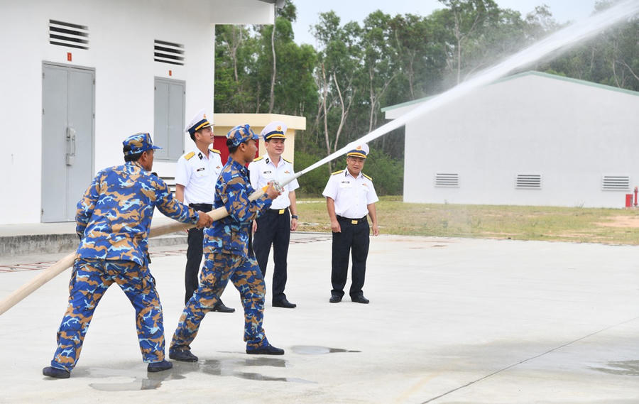 Cán bộ, chiến sĩ Kho 700A xử trí tình huống báo động phòng chống cháy nổ
