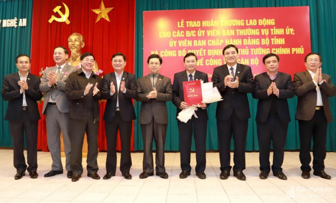 Lãnh đạo Nghệ An chúc mừng đồng chí Lê Hồng Vinh.