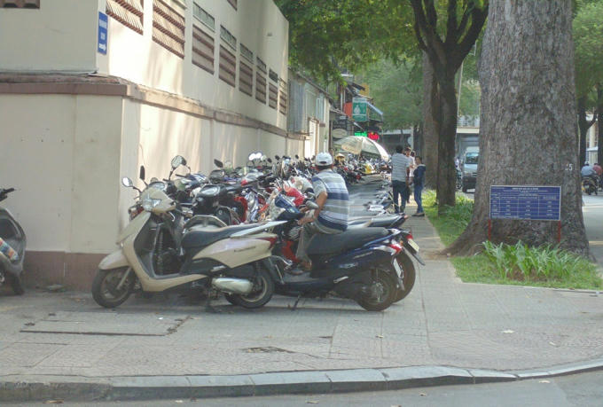 Vỉa hè biến thành bãi giữ xe gần Bệnh viện Nhi đồng 2.