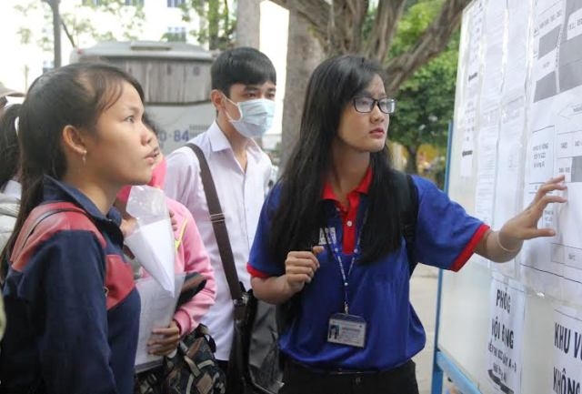 Sinh viên tham gia chương trình tình nguyện tiếp sức mùa thi (Ảnh: Hoài Nam)