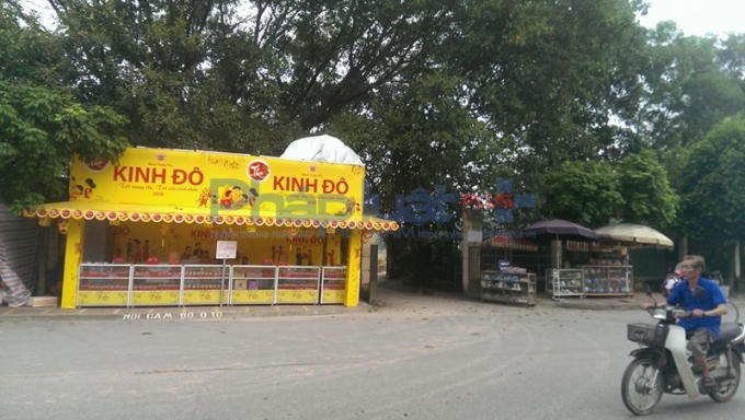 Lều, lán Kinh Đô lấn chiếm toàn bộ vỉa hè.