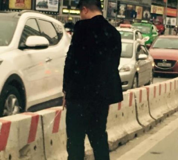 Hình ảnh người đàn ông thiếu ý thức được chia sẻ trên mạng xã hội gây bức xúc (Ảnh face book).