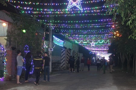 Nhiều tuyến đường tại giáo xứ Yên Đại, xã Nghi Phú, TP Vinh lung linh ánh đèn trang trí (Ảnh: Duy Ngợi).